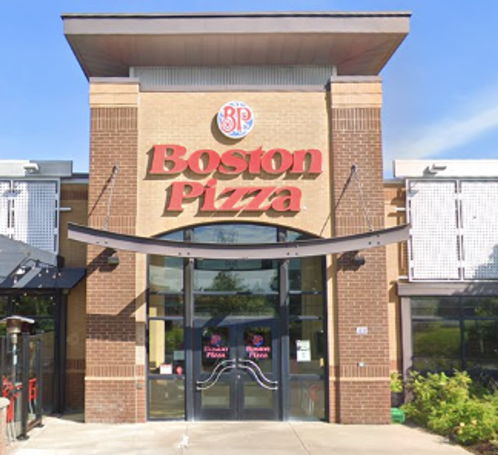 Devanture du restaurant Boston Pizza.