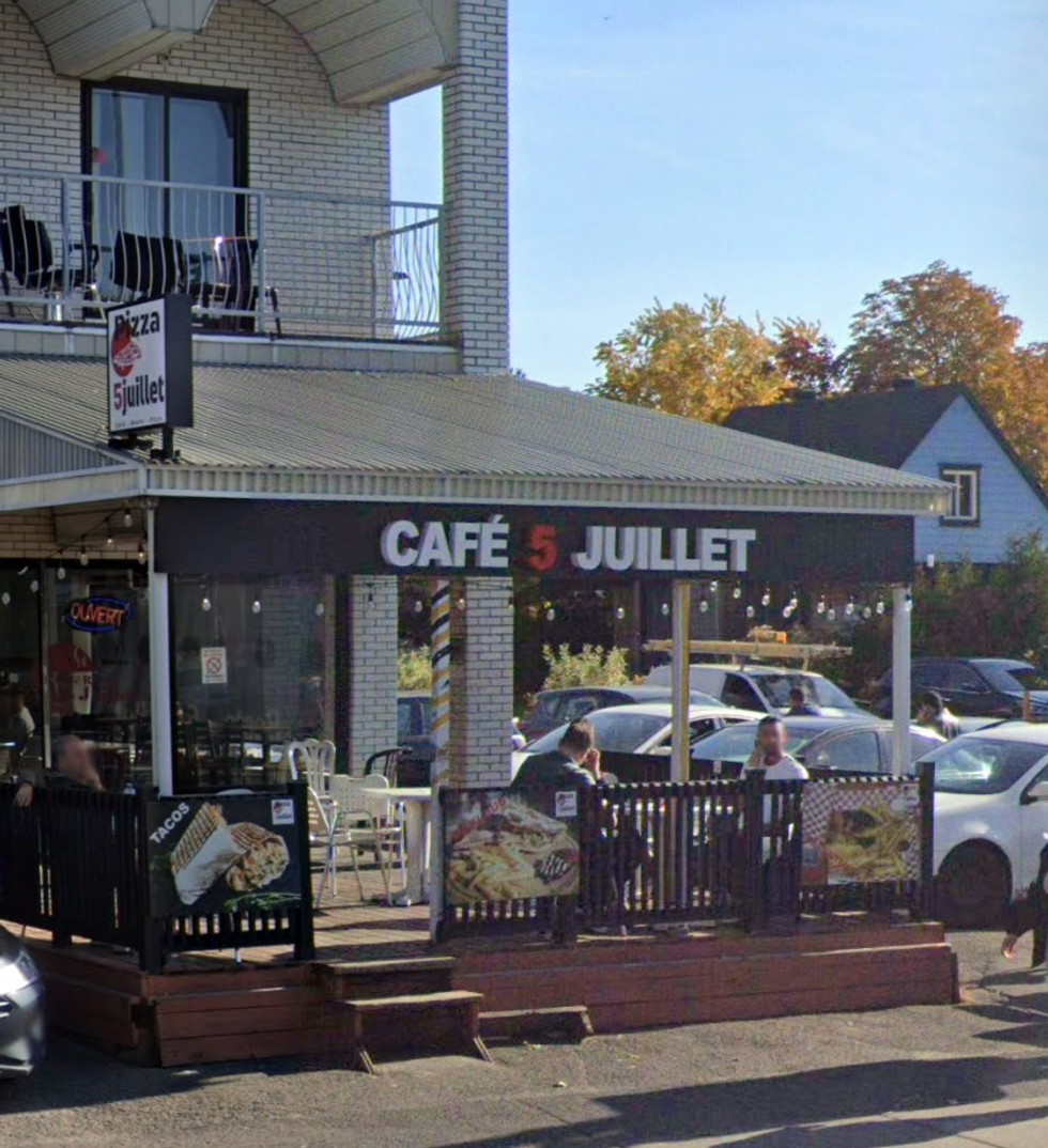 Devanture du restaurant Caf\u00e9 5 Juillet \u00e0 Montr\u00e9al.