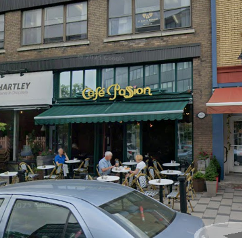 Devanture du restaurant Caf\u00e9 Passion.