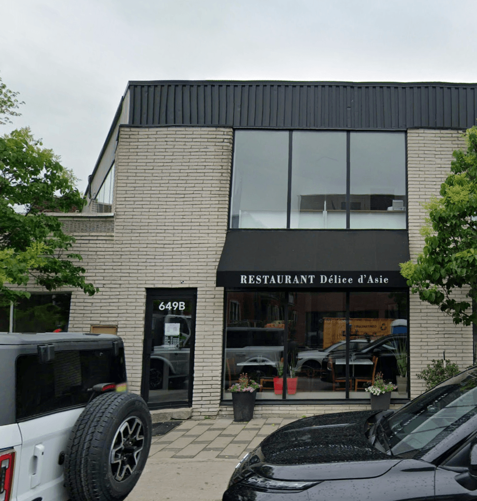 Devanture du Restaurant D\u00e9lices D'Asie \u00e0 Saint-Lambert.