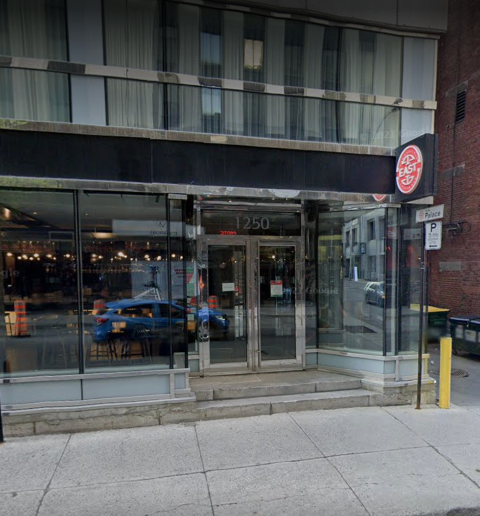 Devanture du restaurant East Pan-Asiatique Cuisine & Bar \u00e0 Montr\u00e9al.