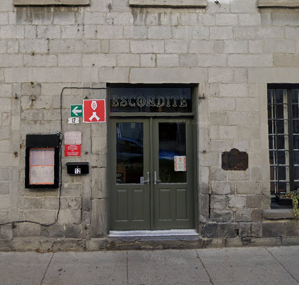 Devanture du restaurant Escondite Vieux-Port \u00e0 Montr\u00e9al.