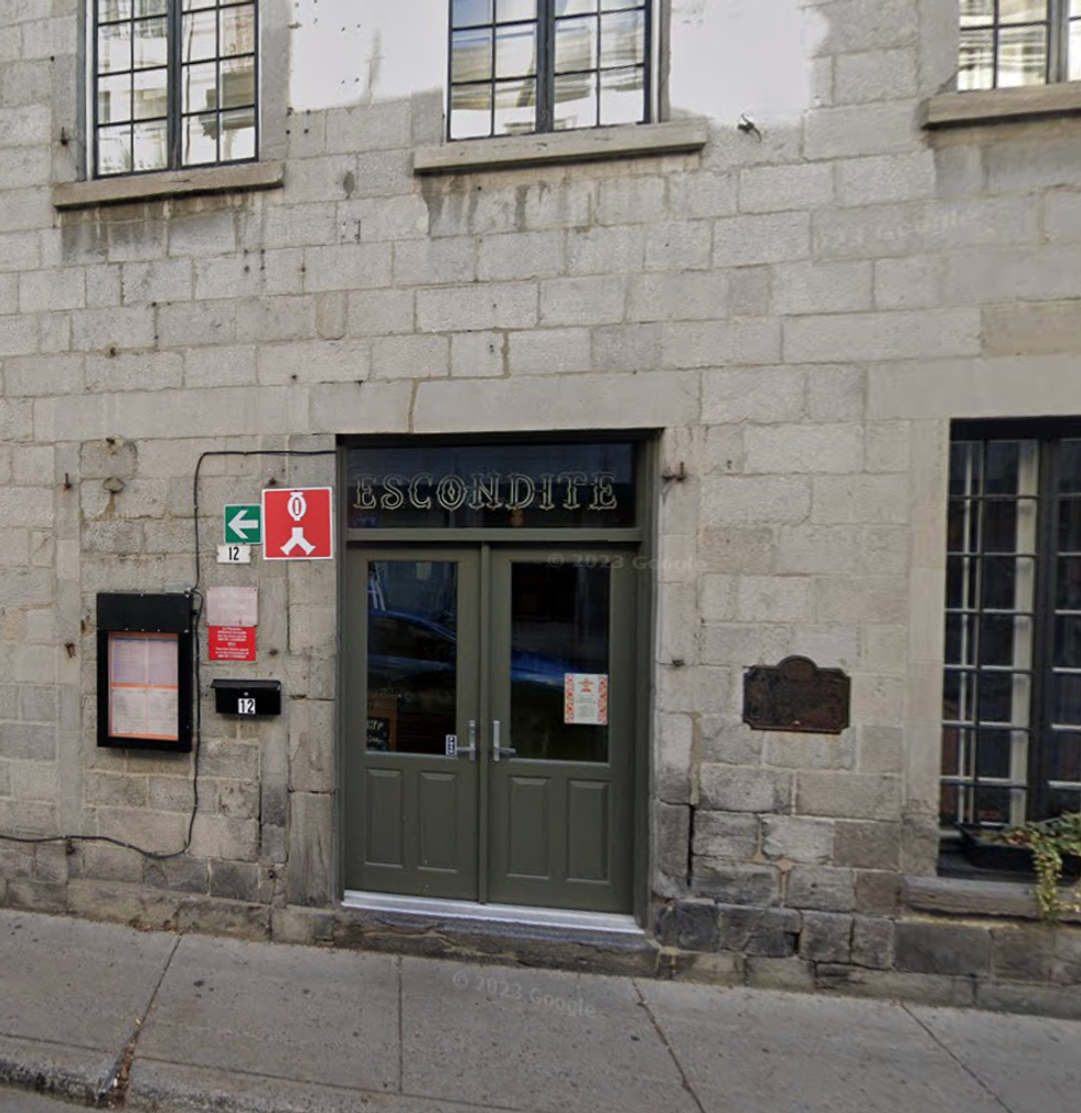Devanture du restaurant Escondite Vieux-Port \u00e0 Montr\u00e9al.