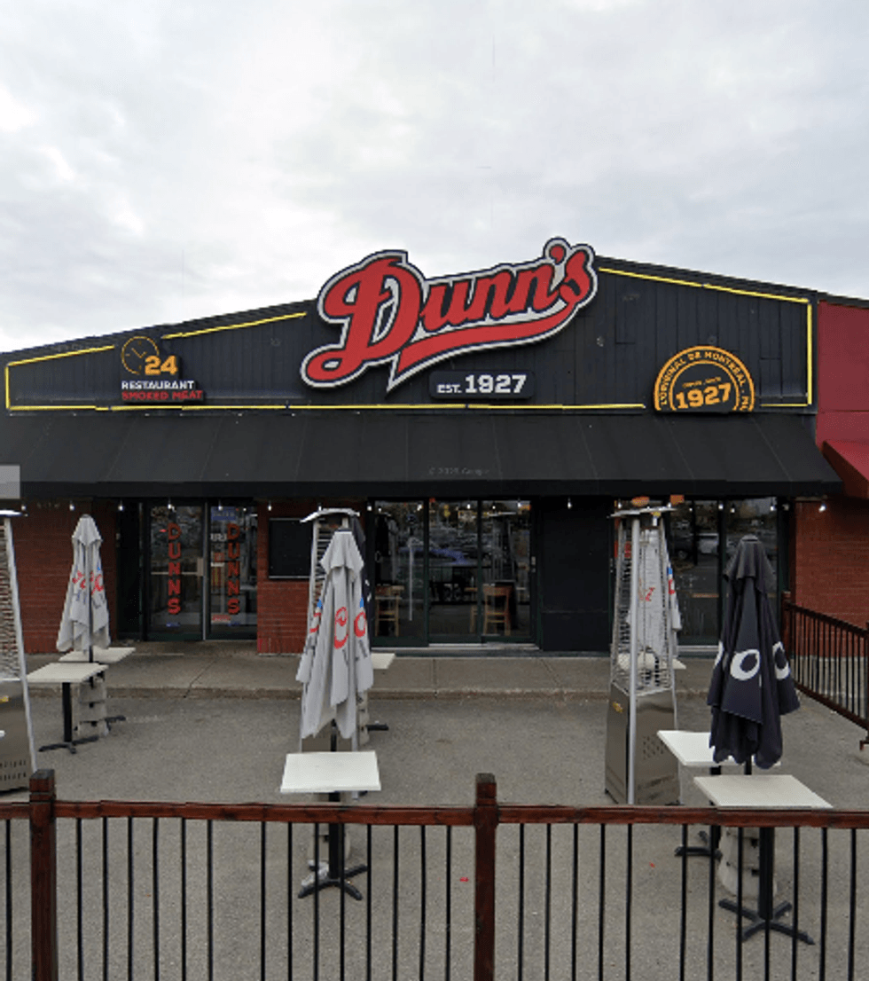 Devanture du restaurant Fameux Dunn's D\u00e9carie \u00e0 Montr\u00e9al.