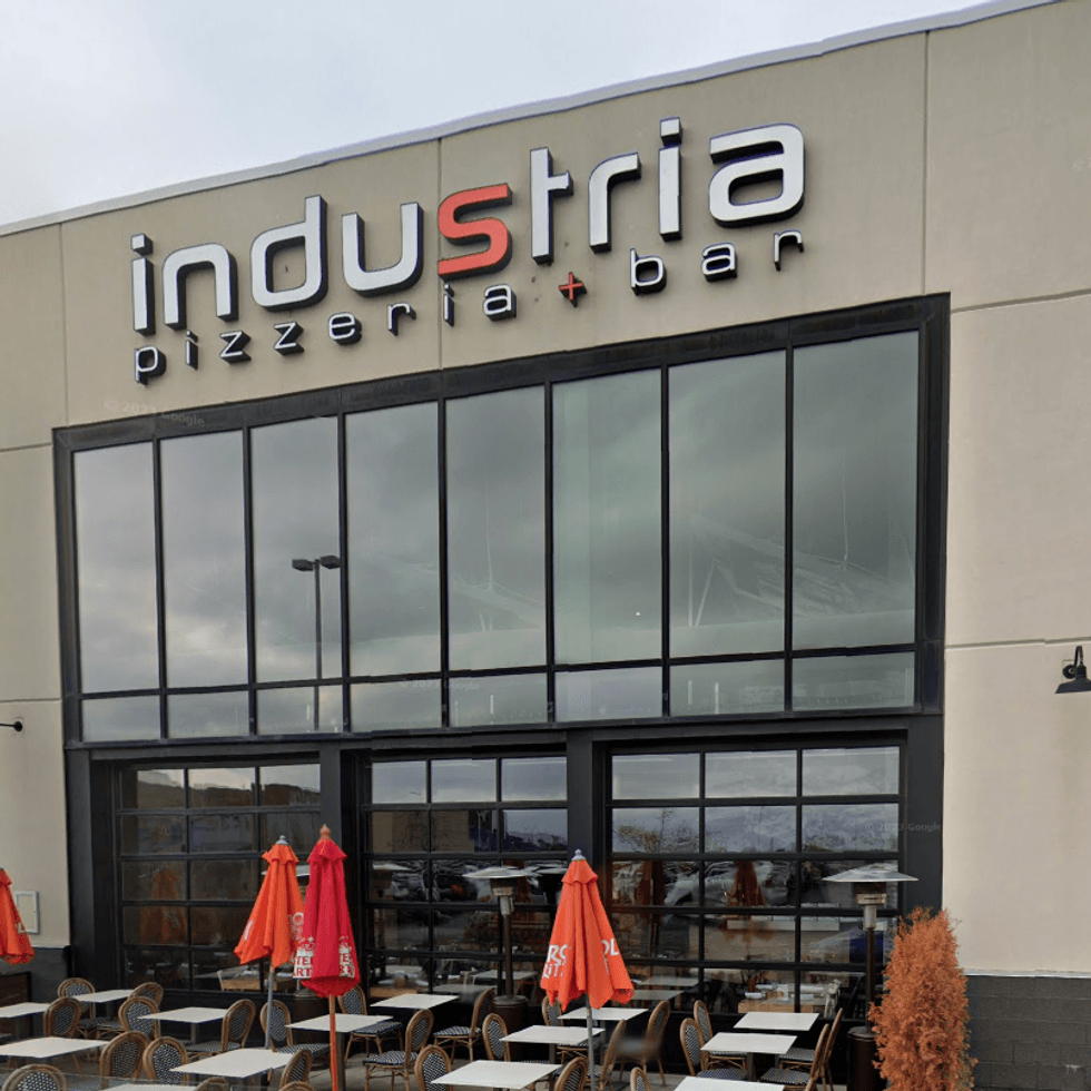 Devanture du restaurant Industria Pizzeria & Bar - Anjou \u00e0 Montr\u00e9al.