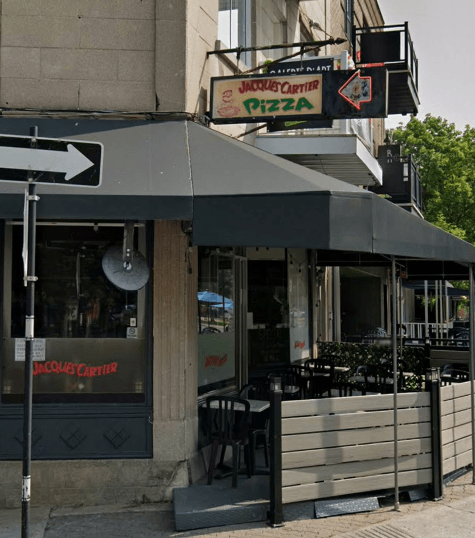 Devanture du restaurant Jacques Cartier Pizza Vieux Longueuil.