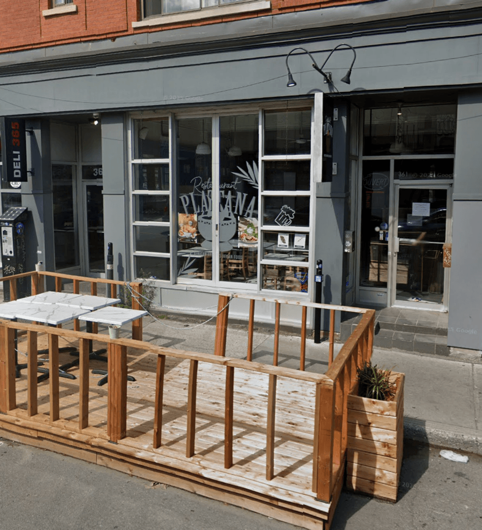 Devanture du restaurant Le Platana \u00e0 Montr\u00e9al.