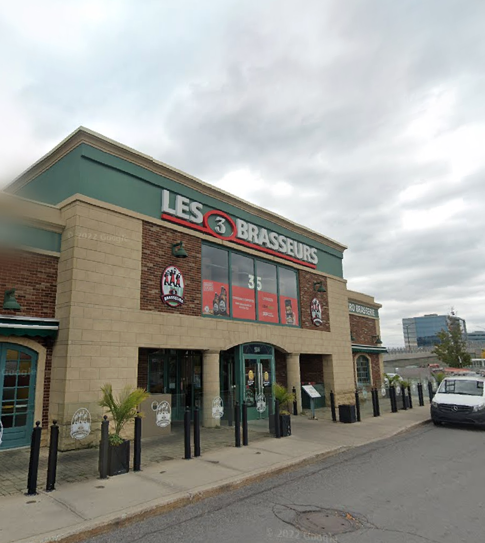Devanture du restaurant Les 3 Brasseurs \u00e0 Brossard.