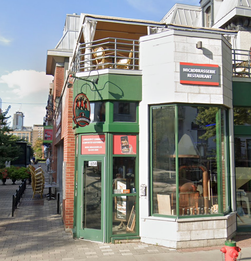 Devanture du restaurant Les 3 Brasseurs \u00e0 Montr\u00e9al.