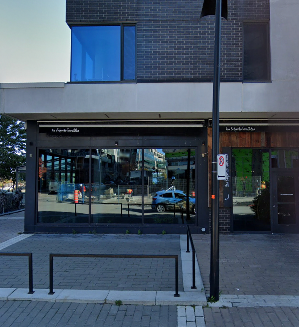 Devanture du restaurant Les Enfants Terribles Brasserie \u00e0 Montr\u00e9al.