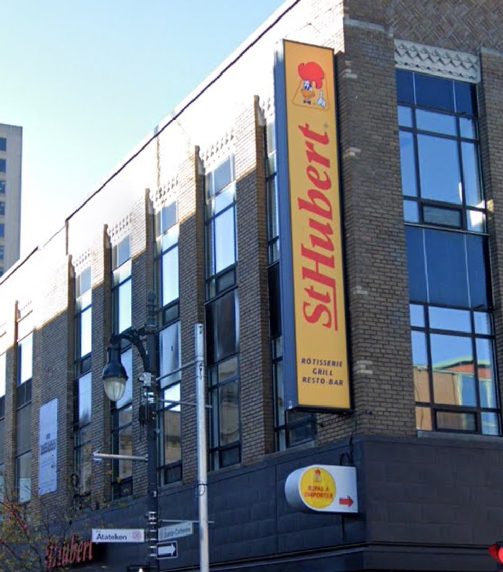 Devanture du restaurant Les R\u00f4tisseries St-Hubert BBQ \u00e0 Montr\u00e9al.