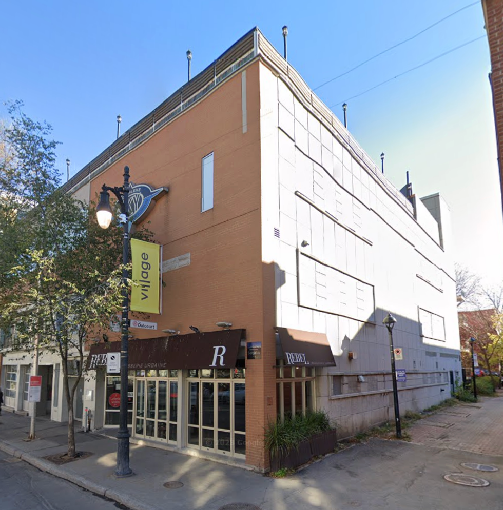 Devanture du restaurant Rebel Brasserie Urbaine (Sky Pub) \u00e0 Montr\u00e9al.