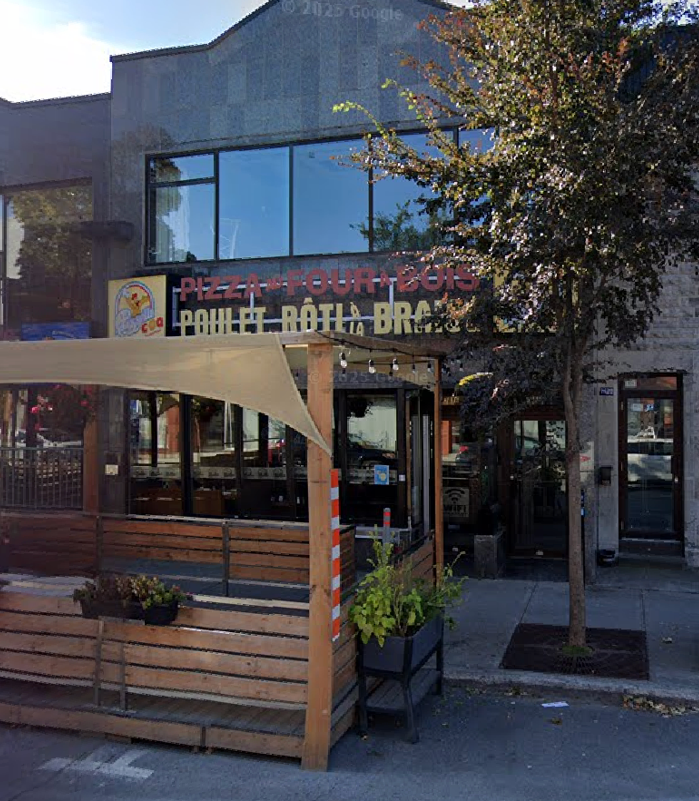 Devanture du restaurant Rest. Bar Pizzeli Coq & Rest. Solymar \u00e0 Montr\u00e9al.