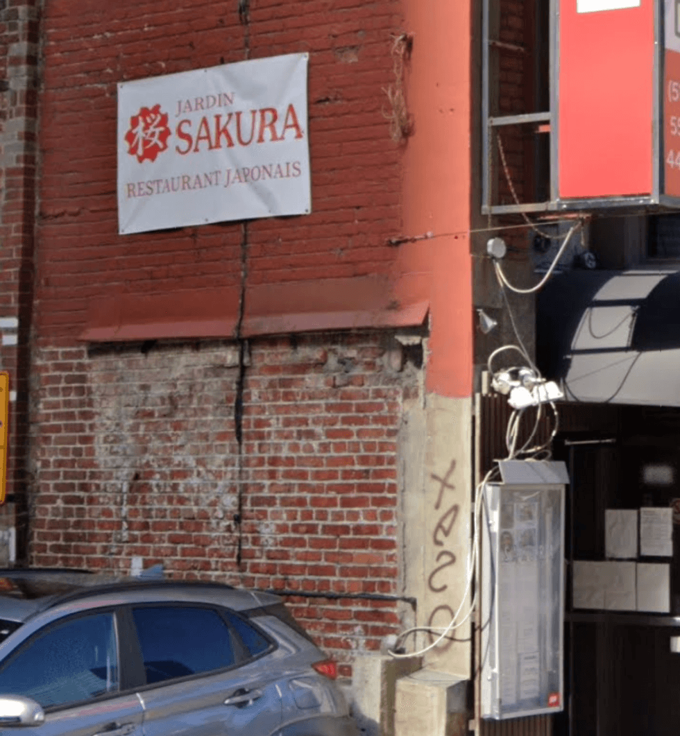 Devanture du restaurant Restaurant Sakura \u00e0 Montr\u00e9al.