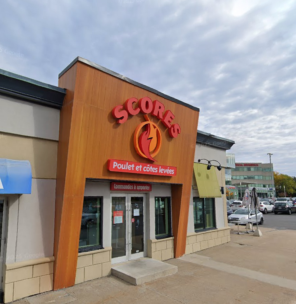 Devanture du restaurant Scores \u00e0 Pointe-Claire.