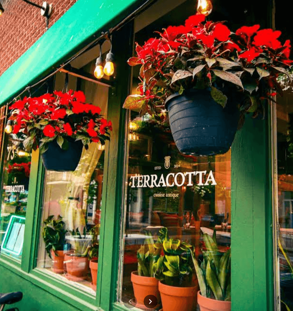 Devanture du restaurant Terracotta \u00e0 Montr\u00e9al.