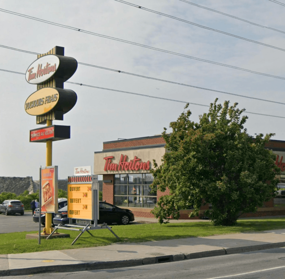 Devanture du restaurant Tim Hortons sur Henri-Bourassa \u00e0 Montr\u00e9al, sanctionn\u00e9 par le MAPAQ.
