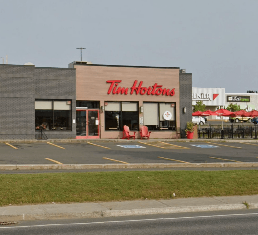 Devanture du restaurant Tim Hortons \u00e0 Alma, sanctionn\u00e9 par le MAPAQ.