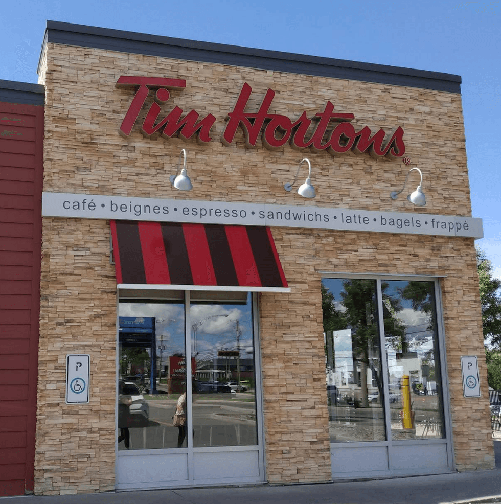 Devanture du restaurant Tim Hortons \u00e0 Alma, sanctionn\u00e9 par le MAPAQ.
