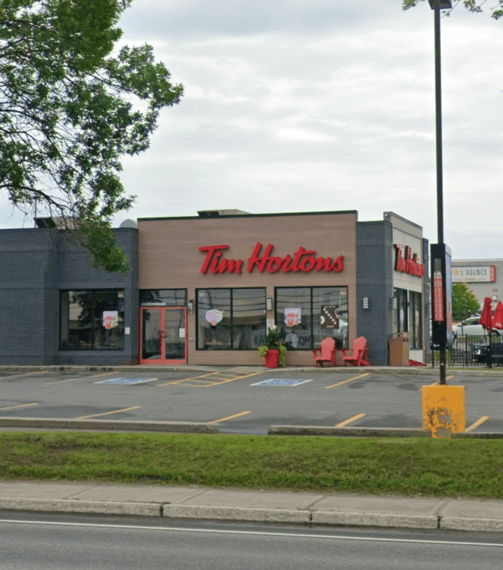 Devanture du restaurant Tim Hortons \u00e0 Alma, sanctionn\u00e9 par le MAPAQ.