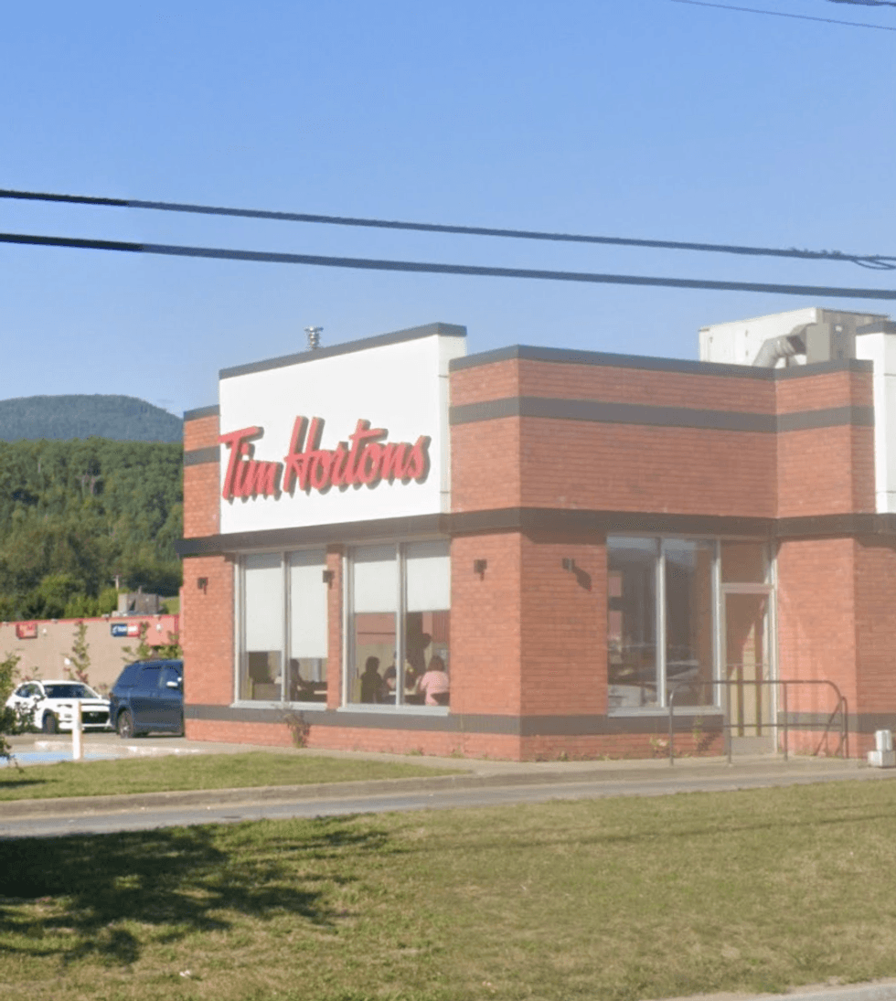 Devanture du restaurant Tim Hortons \u00e0 Baie-Saint-Paul.