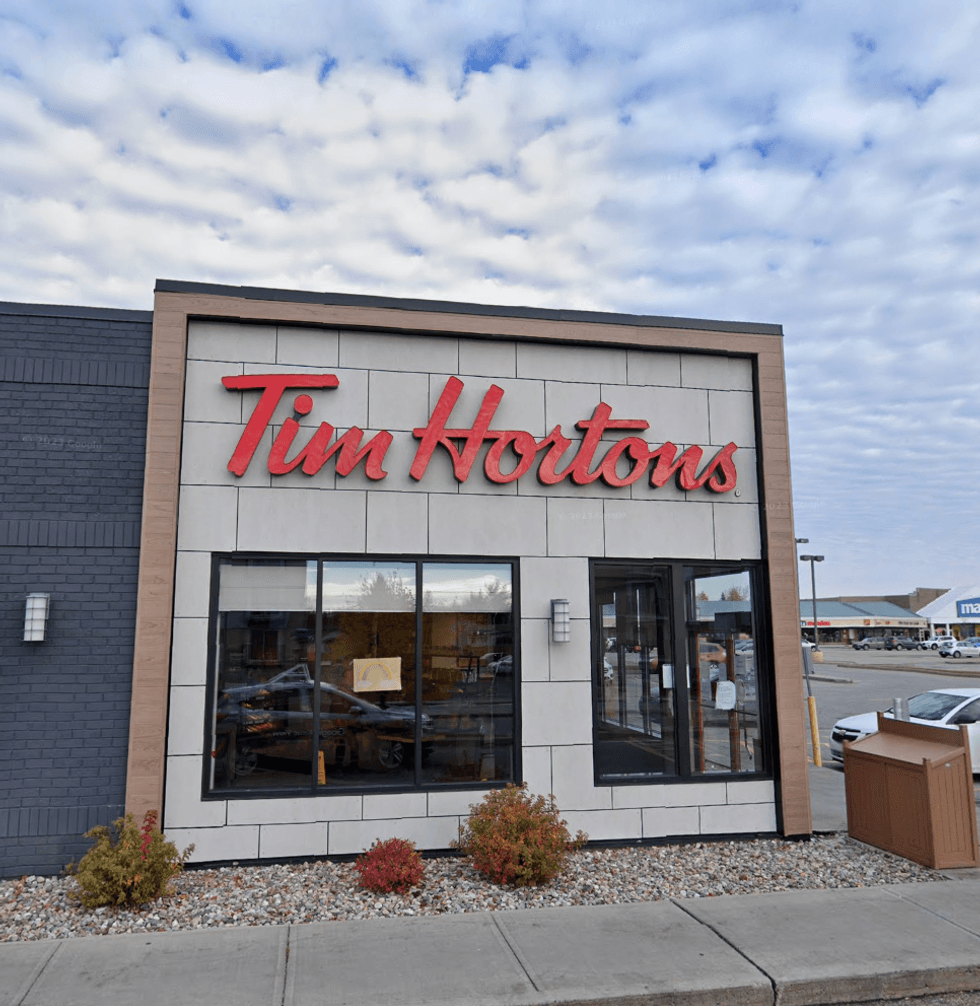 Devanture du restaurant Tim Hortons \u00e0 Gatineau, sanctionn\u00e9 par le MAPAQ en 2026.