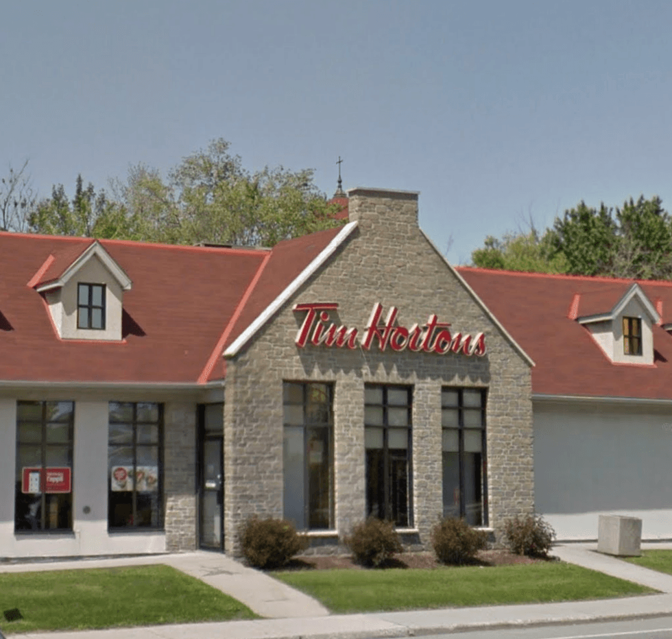 Devanture du restaurant Tim Hortons \u00e0 Gatineau, sanctionn\u00e9 par le MAPAQ en 2026.