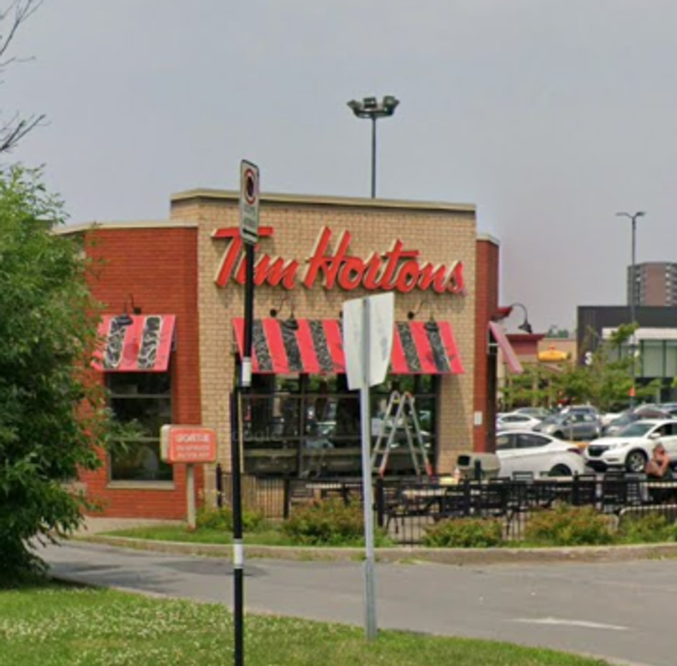 Devanture du restaurant Tim Hortons \u00e0 Longueuil.