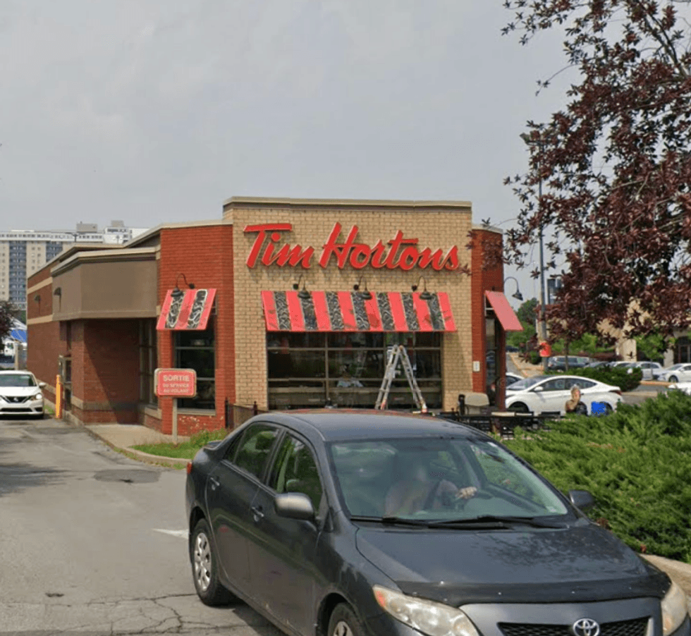 Devanture du restaurant Tim Hortons \u00e0 Longueuil.