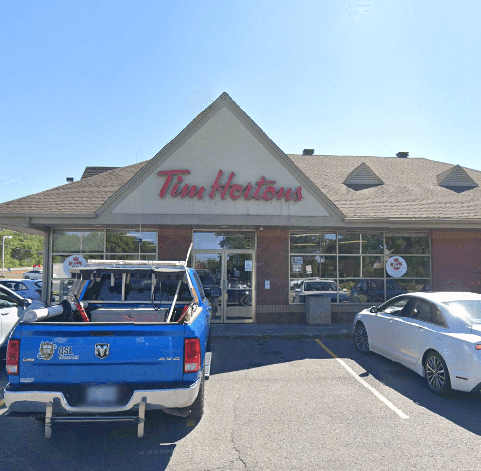 Devanture du restaurant Tim Hortons \u00e0 Mont-Saint-Hilaire, sanctionn\u00e9 par le MAPAQ en f\u00e9vrier 2026.