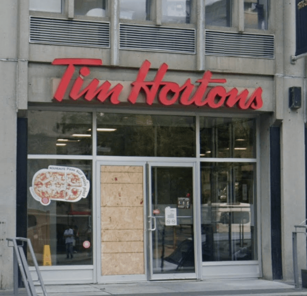 Devanture du restaurant Tim Hortons \u00e0 Montr\u00e9al, sanctionn\u00e9 par le MAPAQ en avril 2026.