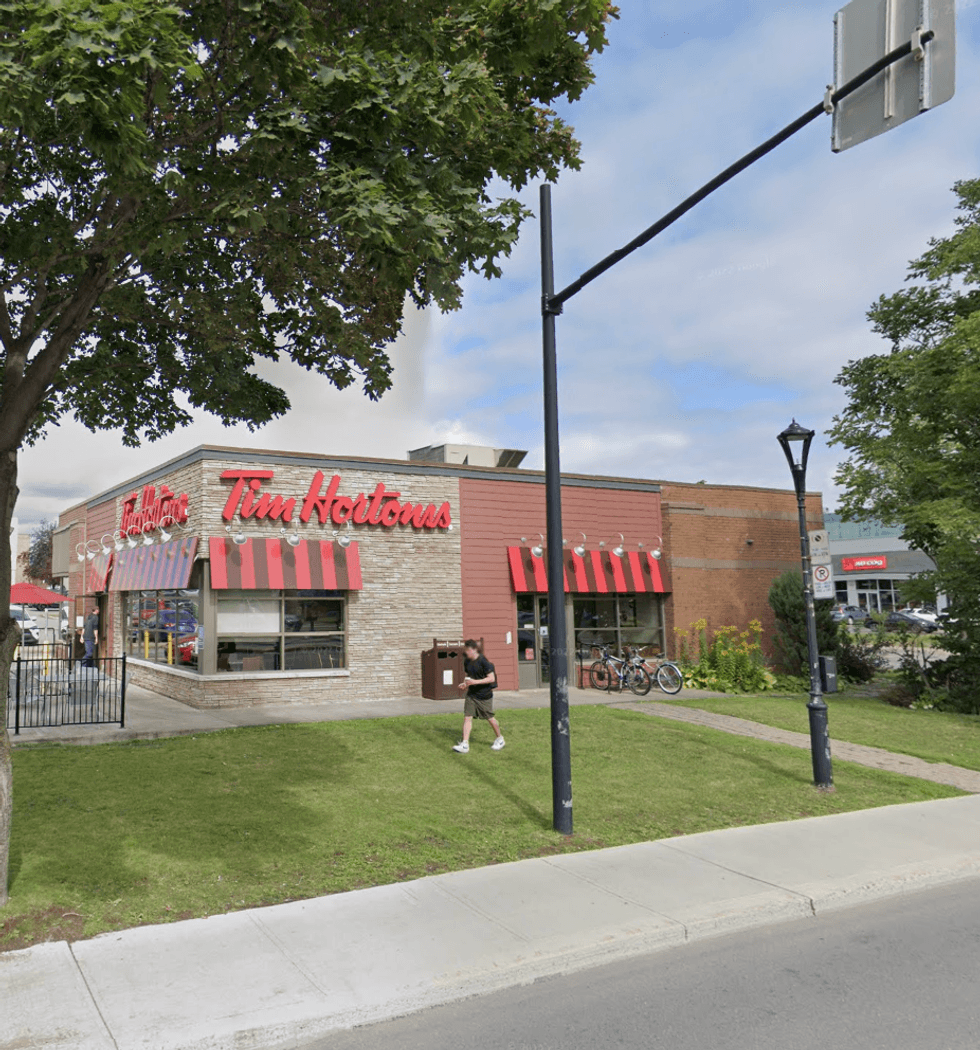 Devanture du restaurant Tim Hortons \u00e0 Montr\u00e9al, sur la rue Sherbrooke, sanctionn\u00e9 par le MAPAQ.