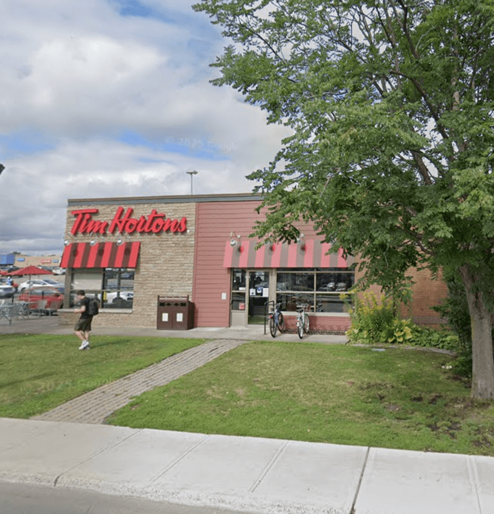 Devanture du restaurant Tim Hortons \u00e0 Montr\u00e9al, sur la rue Sherbrooke, sanctionn\u00e9 par le MAPAQ.