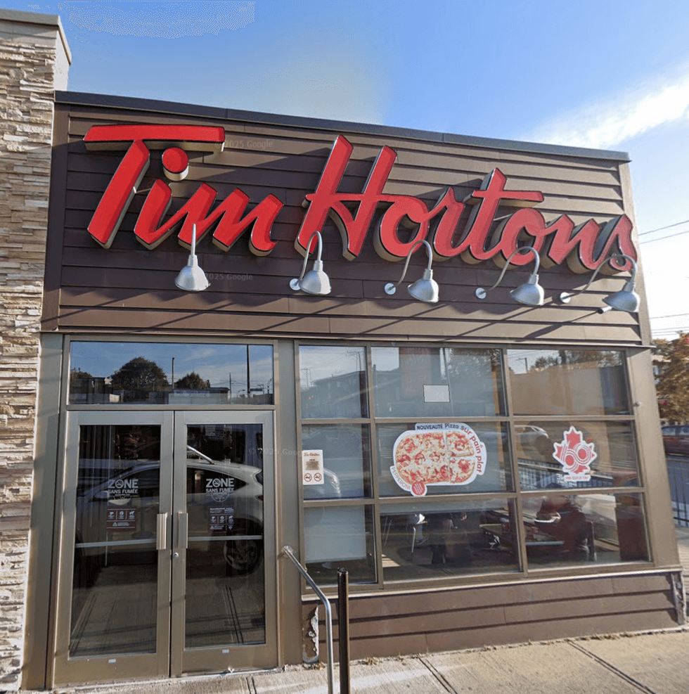 Devanture du restaurant Tim Hortons \u00e0 Montr\u00e9al.