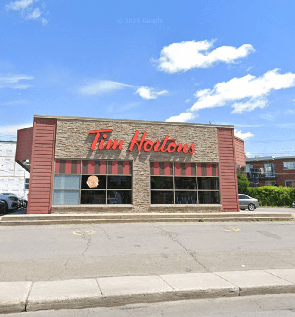 Devanture du restaurant Tim Hortons \u00e0 Montr\u00e9al.