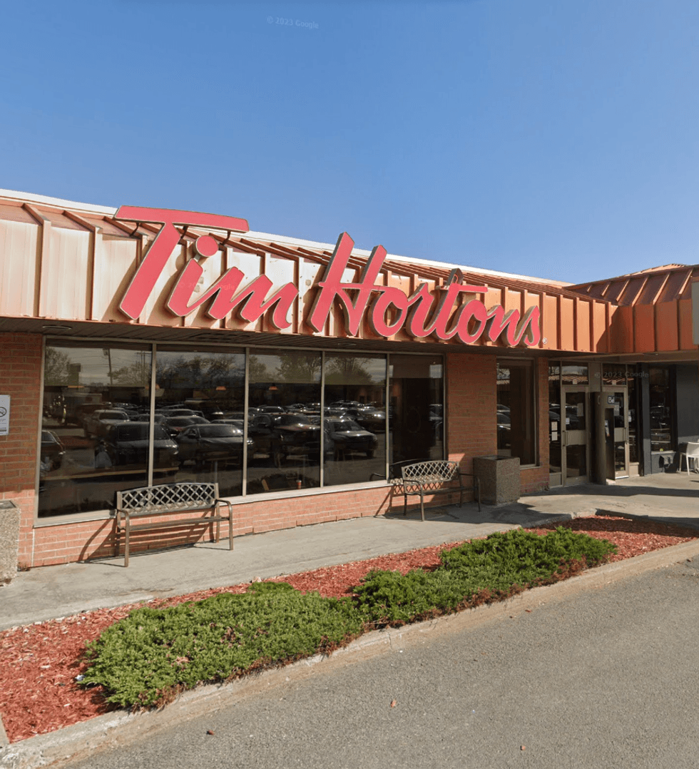 Devanture du restaurant Tim Hortons \u00e0 Qu\u00e9bec, sanctionn\u00e9 par le MAPAQ en mars 2026.
