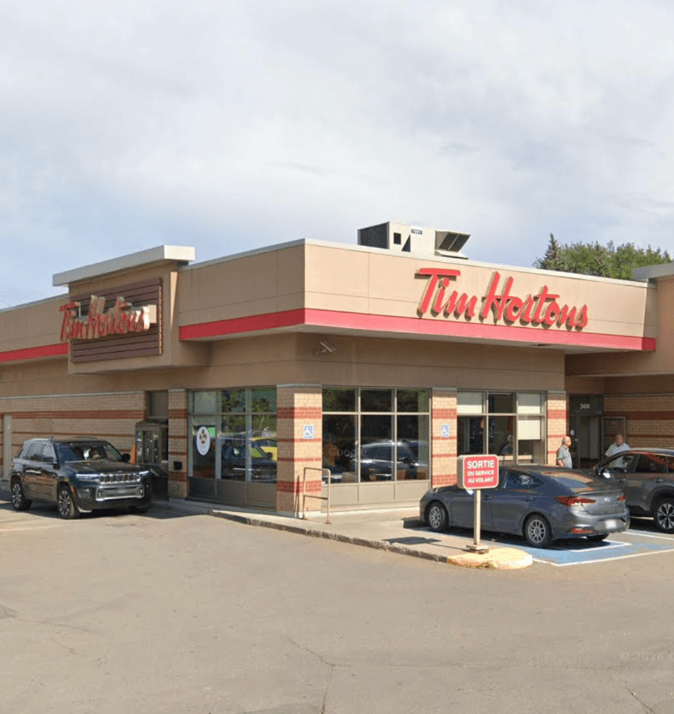 Devanture du restaurant Tim Hortons \u00e0 Qu\u00e9bec.
