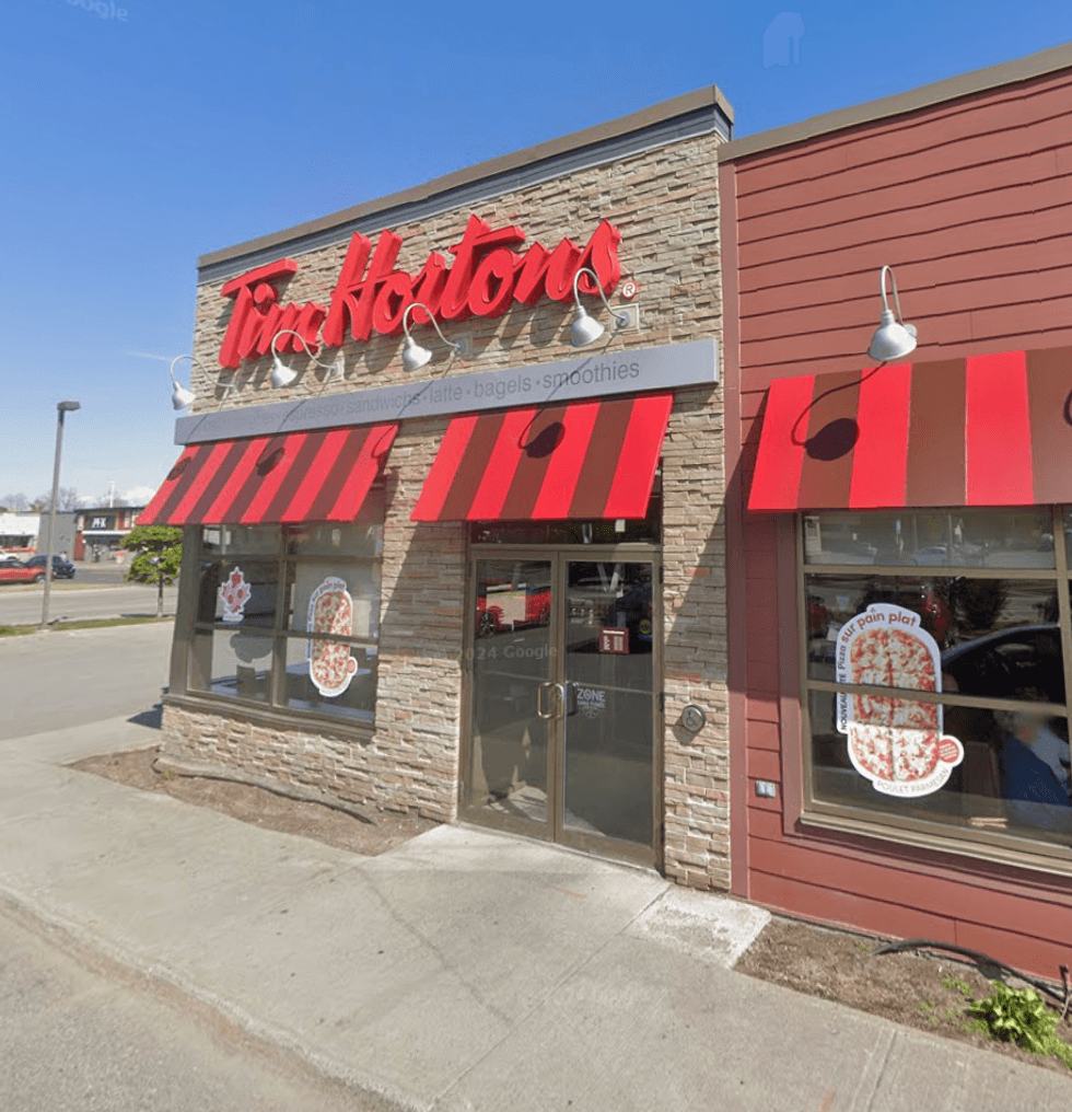Devanture du restaurant Tim Hortons \u00e0 Rivi\u00e8re-du-Loup, sanctionn\u00e9 par le MAPAQ en janvier 2026.