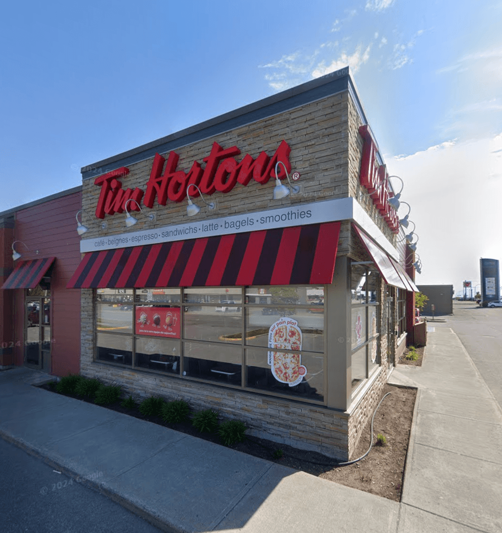 Devanture du restaurant Tim Hortons \u00e0 Rivi\u00e8re-du-Loup, sanctionn\u00e9 par le MAPAQ en janvier 2026.