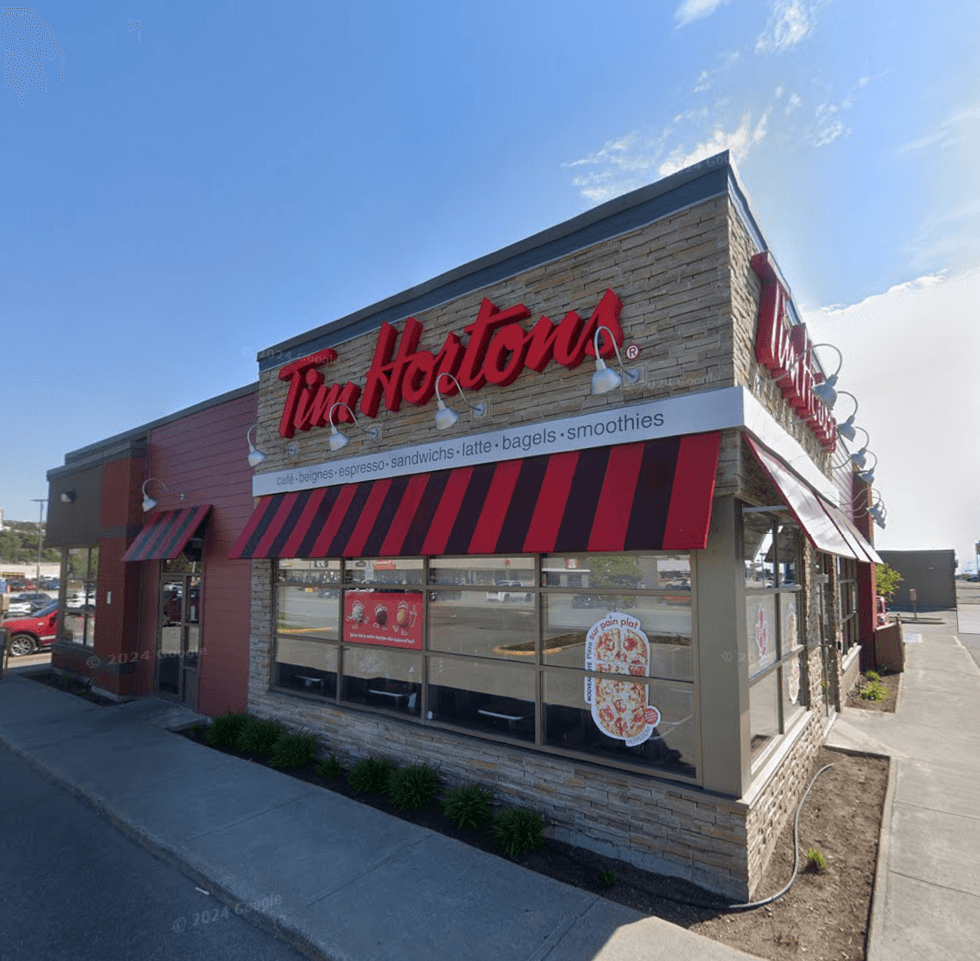 Devanture du restaurant Tim Hortons \u00e0 Rivi\u00e8re-du-Loup.