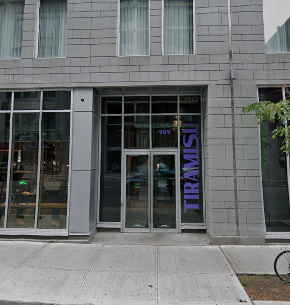 Devanture du restaurant Tiramisu \u00e0 Montr\u00e9al.