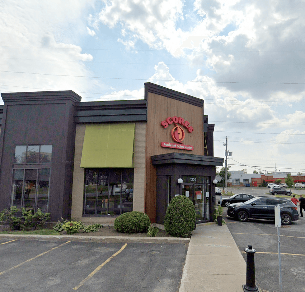 Devanture du Scores R\u00f4tisserie BBQ & C\u00f4tes Lev\u00e9es \u00e0 Boucherville.