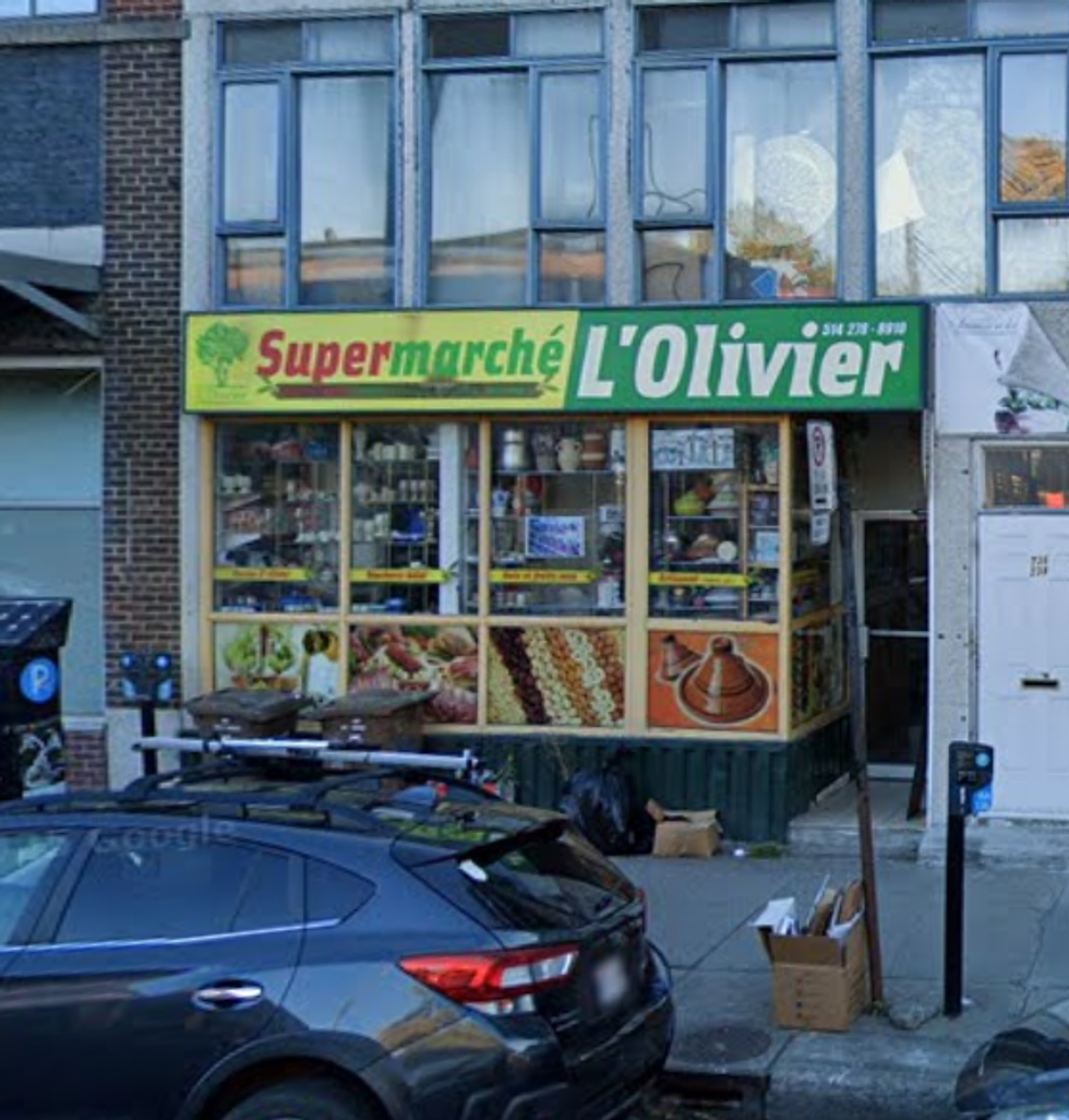 Devanture du Supermarch\u00e9 L'Olivier \u00e0 Montr\u00e9al.