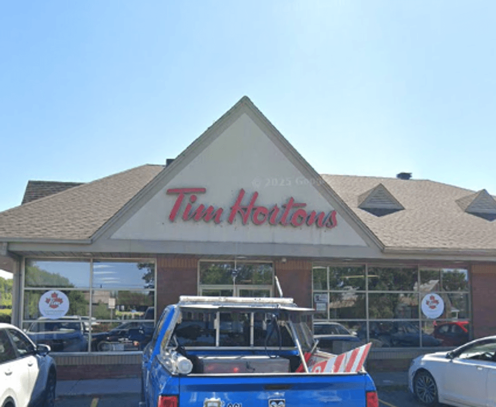 Devanture du Tim Hortons situ\u00e9 au 10, rue Brunet, Mont-Saint-Hilaire.
