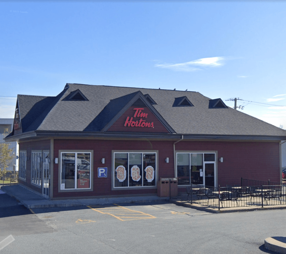 Devanture du Tim Hortons situ\u00e9 au 1086, av. Larivi\u00e8re \u00e0 Rouyn-Noranda.