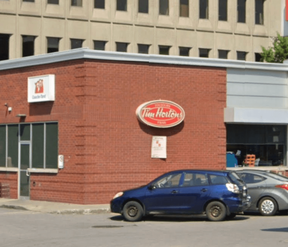 Devanture du Tim Hortons situ\u00e9 au 2155, boul. de Maisonneuve Est \u00e0 Montr\u00e9al.