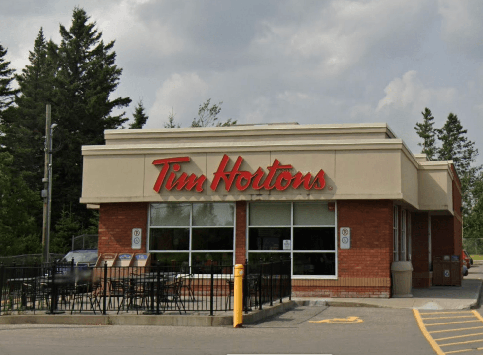 Devanture du Tim Hortons situ\u00e9 au 2960, boul. Louis-XIV \u00e0 Qu\u00e9bec.