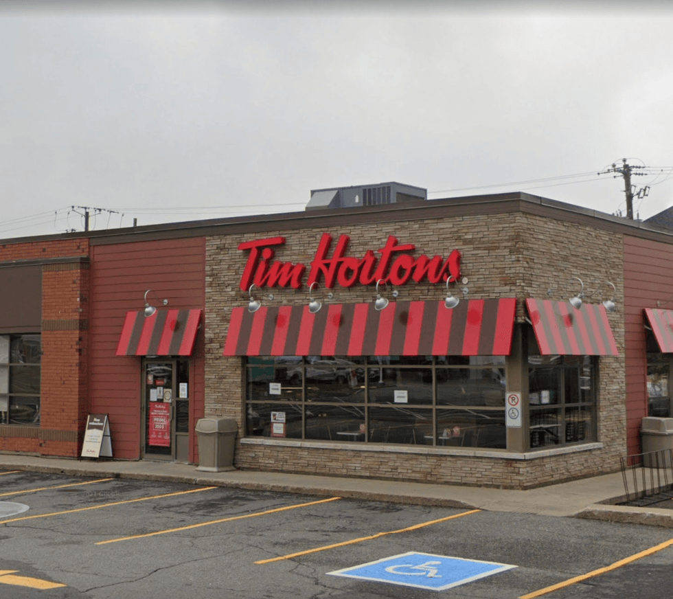 Devanture du Tim Hortons situ\u00e9 au 320, boul. de la Marine, Varennes.
