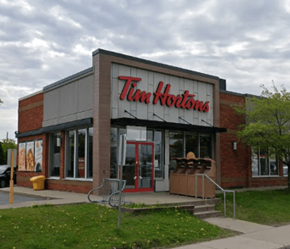 Devanture du Tim Hortons situ\u00e9 au 5710, Grande-All\u00e9e \u00e0 Longueuil.
