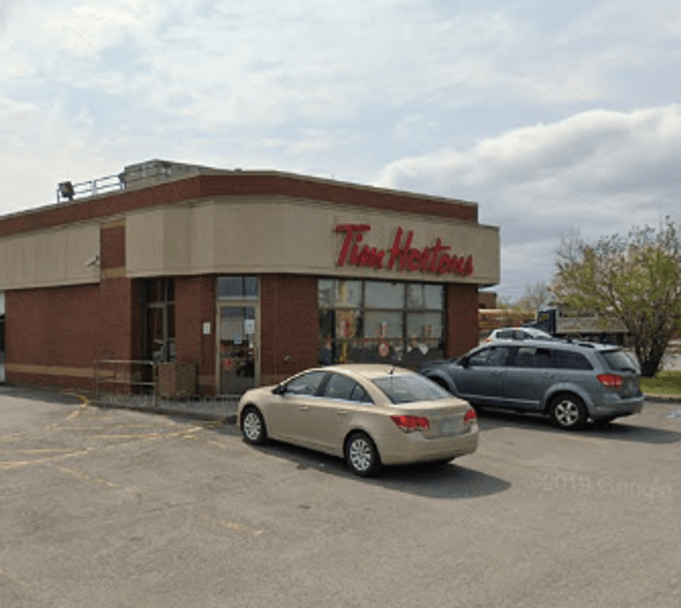Devanture du Tim Hortons situ\u00e9 au 7950, boul. Henri-Bourassa Est, Montr\u00e9al.
